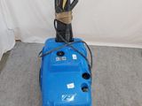 une machine bleue posée sur le sol