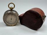 une petite montre de poche posée à côté d'une vieille montre de poche