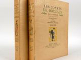 deux livres posés l'un sur l'autre sur une surface blanche