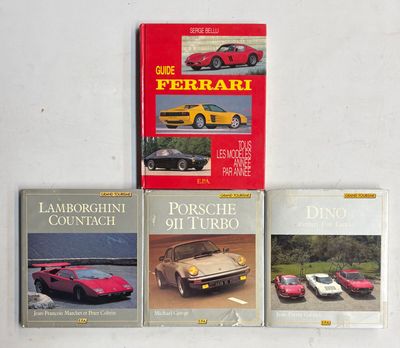 trois livres posés sur une table blanche, avec une voiture rouge et une voiture jaune
