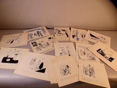 un lot de cartes posées sur une table