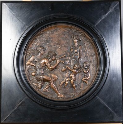 plaque en bronze représentant un groupe de personnes jouant au baseball dans un champ