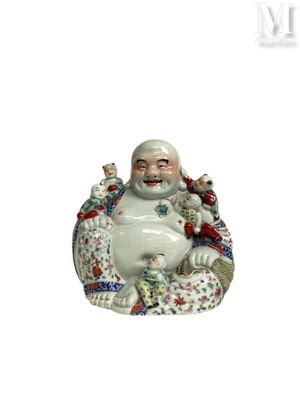 une figurine représentant un Bouddha souriant assis sur une chaise