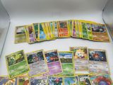une boîte de cartes Pokémon posée sur une table