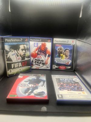 Plusieurs jeux vidéo sont posés les uns à côté des autres sur une table