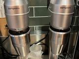 deux machines à café posées sur un comptoir