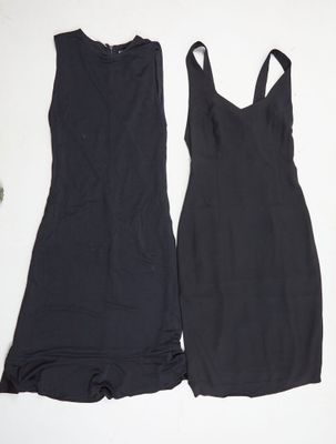 deux robes noires posées l'une sur l'autre sur une surface blanche