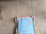 Quelqu'un est en train de nettoyer le sol avec un balai dans un garage