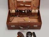 une valise qui contient beaucoup d'outils