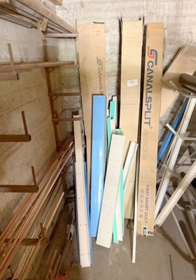une pile de boîtes empilées les unes sur les autres