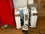 de nombreux appareils électroménagers posés à même le sol