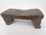 un banc en pierre sur lequel figure une inscription sur une surface blanche