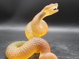 un serpent jaune allongé sur une table