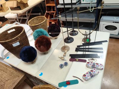 une table sur laquelle se trouvent plusieurs objets