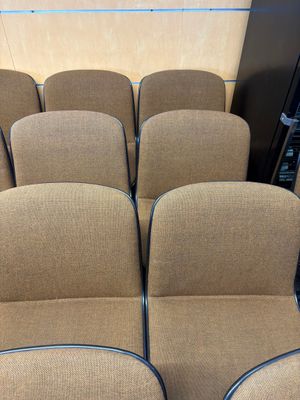 de nombreuses chaises alignées dans une pièce