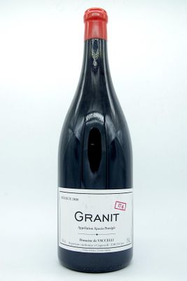 une bouteille de vin posée sur une table