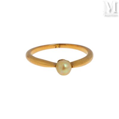 une image représentant une bague en or sertie d'une pierre oplite blanche