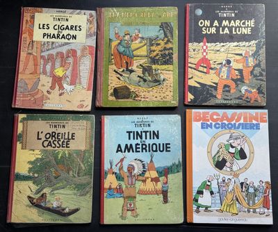 Plusieurs livres sont alignés sur une table noire