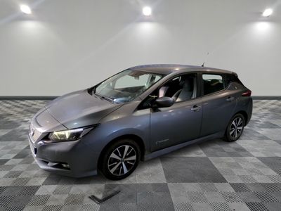 La Nissan Leaf est garée sur un sol à damier dans un garage