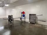 deux chariots qui se trouvent au milieu d'une pièce