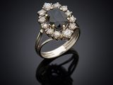 une bague sertie d'un diamant noir et d'un ensemble de diamants