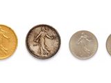 trois types de pièces différents sont présentés sur une surface blanche