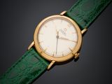 un gros plan d'une montre avec un bracelet vert sur fond noir
