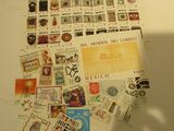 une photo d'une table sur laquelle sont posés plusieurs timbres