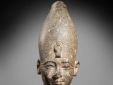 an egyptian head of a man with a hat on his head