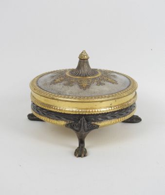 une assiette en or ornée d'un motif en noir et blanc