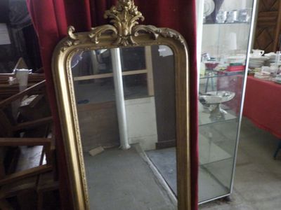 un miroir posé sur le sol d'une pièce