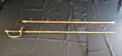 Deux vieilles épées sont posées sur un tissu noir.