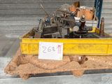 une boîte à outils posée sur une table, avec une étiquette de prix