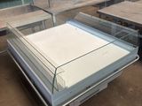 une photo d'une vitrine en verre posée sur une table