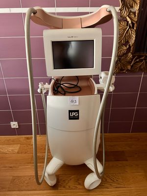 une machine posée sur un plancher en bois