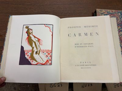 quelqu'un tient un livre sur lequel figure la photo d'une femme