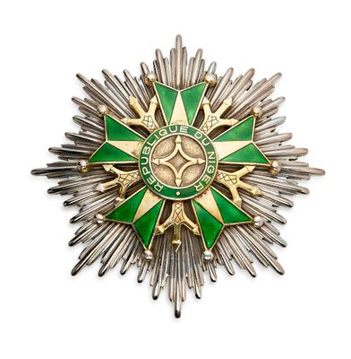une image représentant une broche en forme d'étoile verte et dorée sur fond blanc