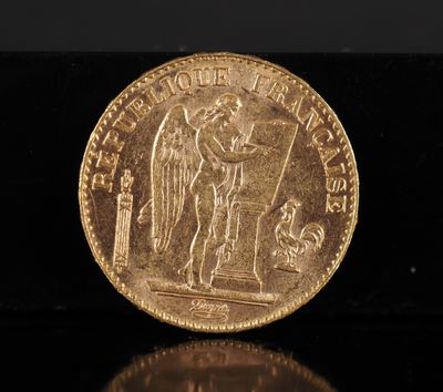 l'image d'une pièce d'or ornée d'une statue
