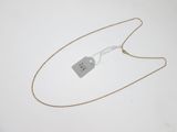 gros plan d'un collier auquel est attachée une étiquette