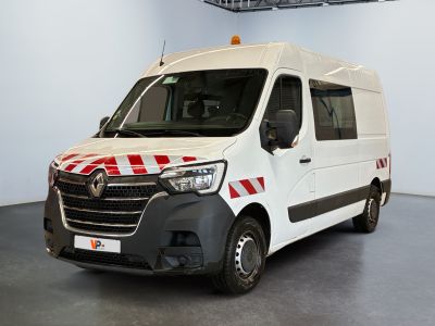 une camionnette blanche à rayures rouges et blanches garée dans une pièce