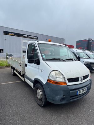 la photo d'un camion blanc garé sur un parking