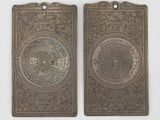 deux étiquettes anciennes en métal, ornées de motifs élaborés, sur un fond blanc