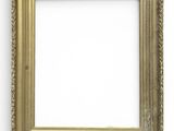 un cadre photo doré sur un mur blanc avec un fond blanc