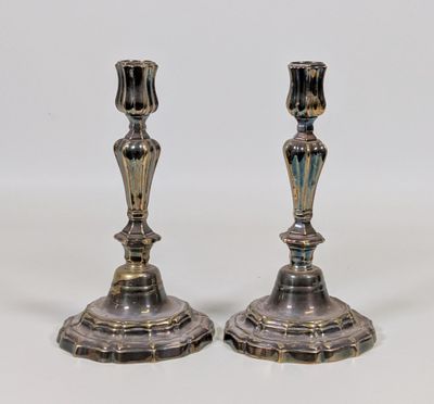 paire de chandeliers anciens en argent sur fond blanc