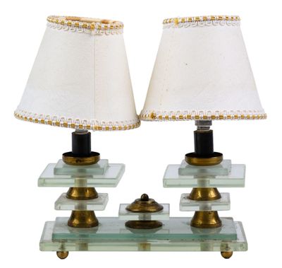 une paire de lampes de table en verre et en laiton, chacune dotée d'un abat-jour