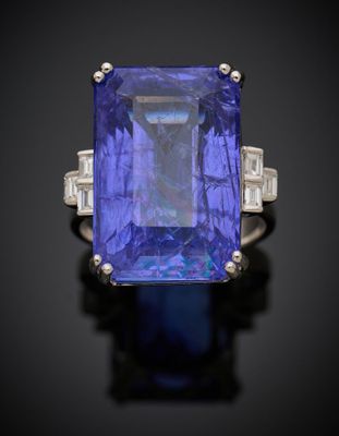 une bague en tanzanite et diamants
