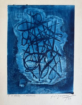 une image représentant un tableau bleu et noir accroché à un mur blanc