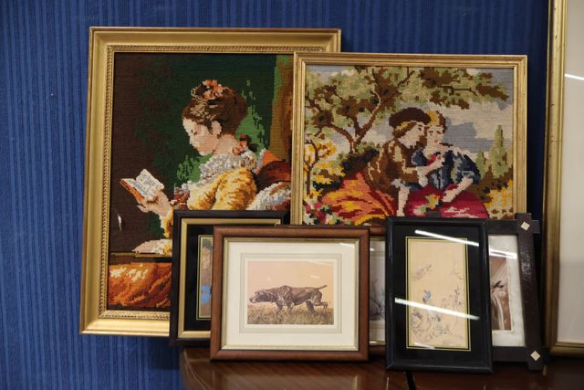 Lot de 2 canevas encadrées et 5 cadres décoratifs 