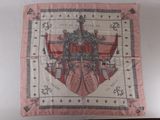 une photo d'une écharpe rose sur laquelle figurent deux chevaliers