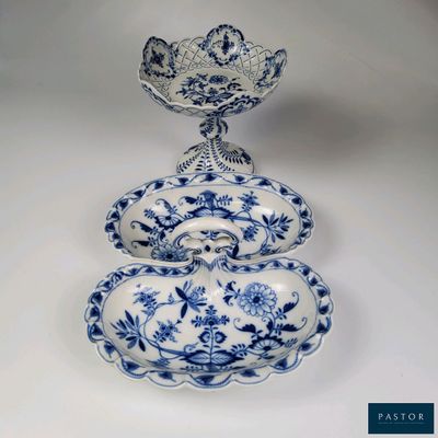 trois assiettes bleues et blanches empilées les unes sur les autres